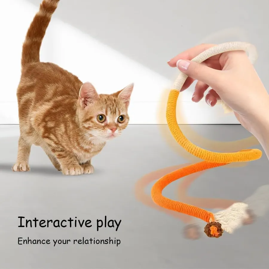 Chat jouant avec la corde à l'herbe à chat