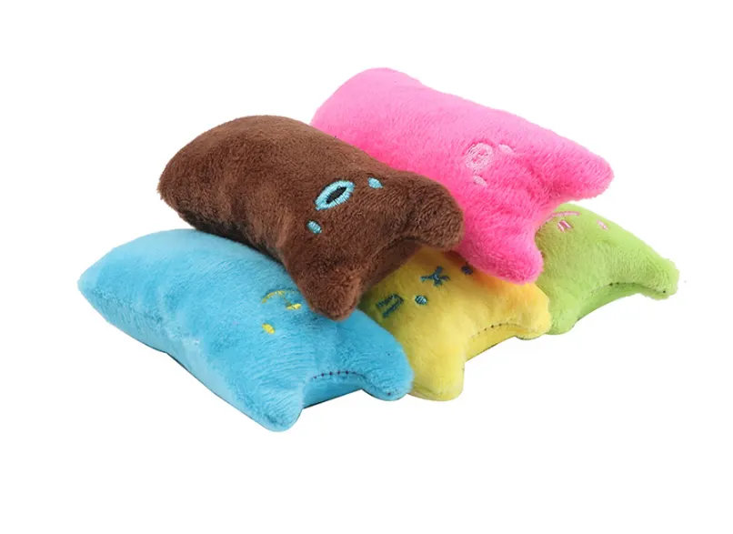 Chat jouant avec le coussin à l'herbe à chat